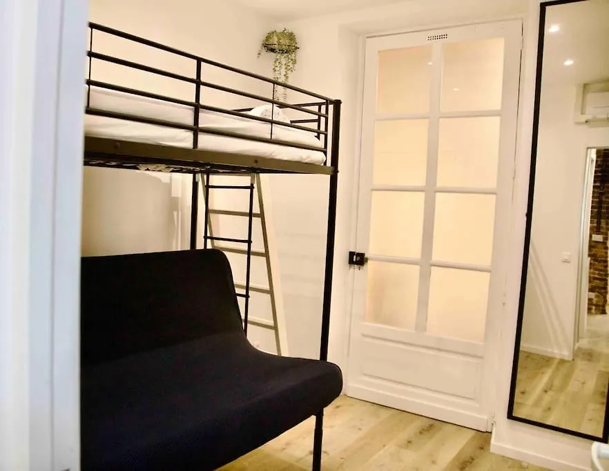 Another Brick In The Wall Apartment In Paris Sleeps 9 France