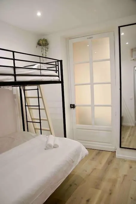 Another Brick In The Wall Apartment In Paris Sleeps 9