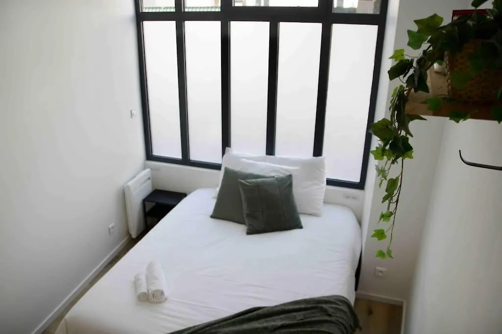 Another Brick In The Wall Apartment In Paris Sleeps 9