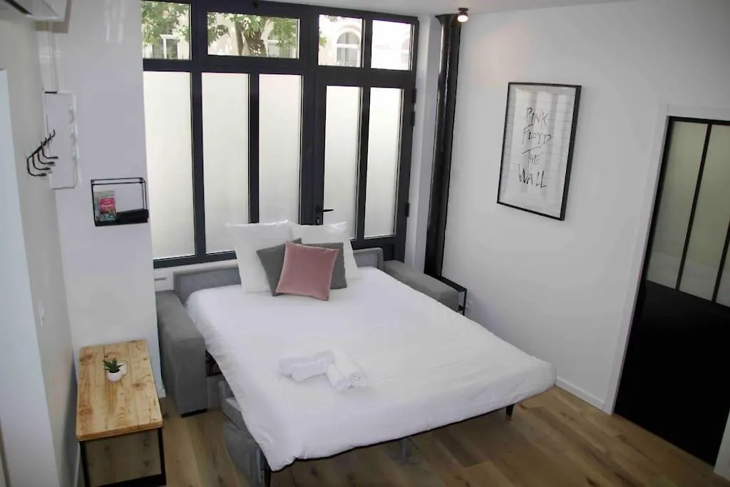 Another Brick In The Wall Apartment In Paris Sleeps 9